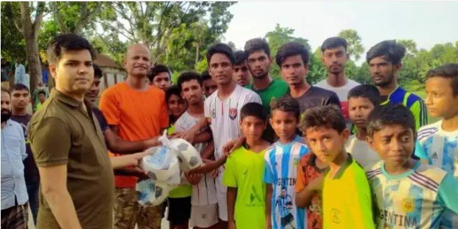 গুরুদাসপুর উপজেলা নির্বাহী কর্মকর্তার ফুটবল প্রদান